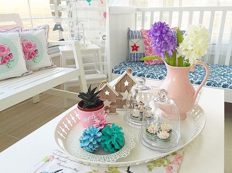 Ayşe hanımın bol dekoratif aksesuarla şekillenen cıvıl cıvıl evi..