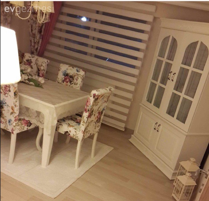 Şirin Hanım'ın pembeler ve çiçek desenler içindeki country tarzı evi