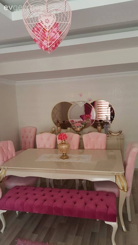 Altın renk kullanımıyla göz alıcı bir görünüm elde eden 14 oda..