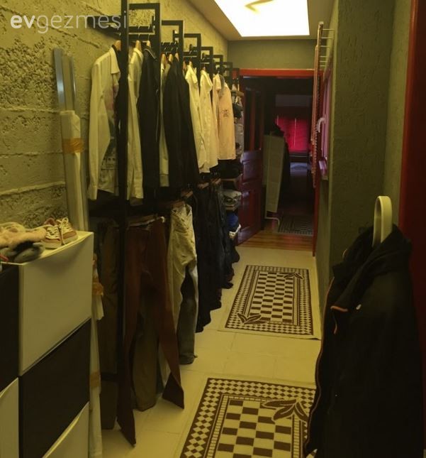 Serdar beyin küçük evinde, askılarla dolap olarak değerlendirdiği holü