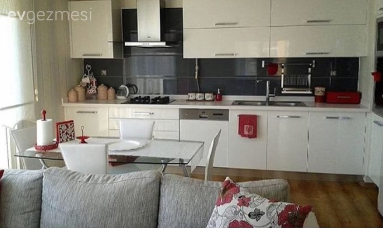 Gri ve beyaz tonlarına, kırmızı vurgusuyla konforlu bir dekor..