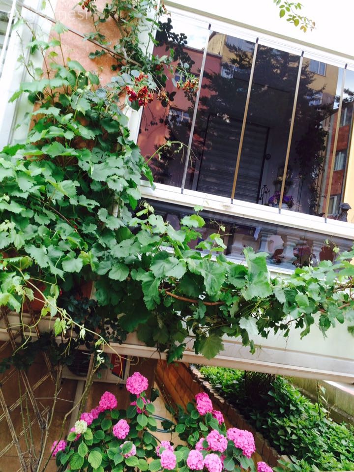 Songül hanımın pastel pembe tonları ile şekillenen tatlı evi..