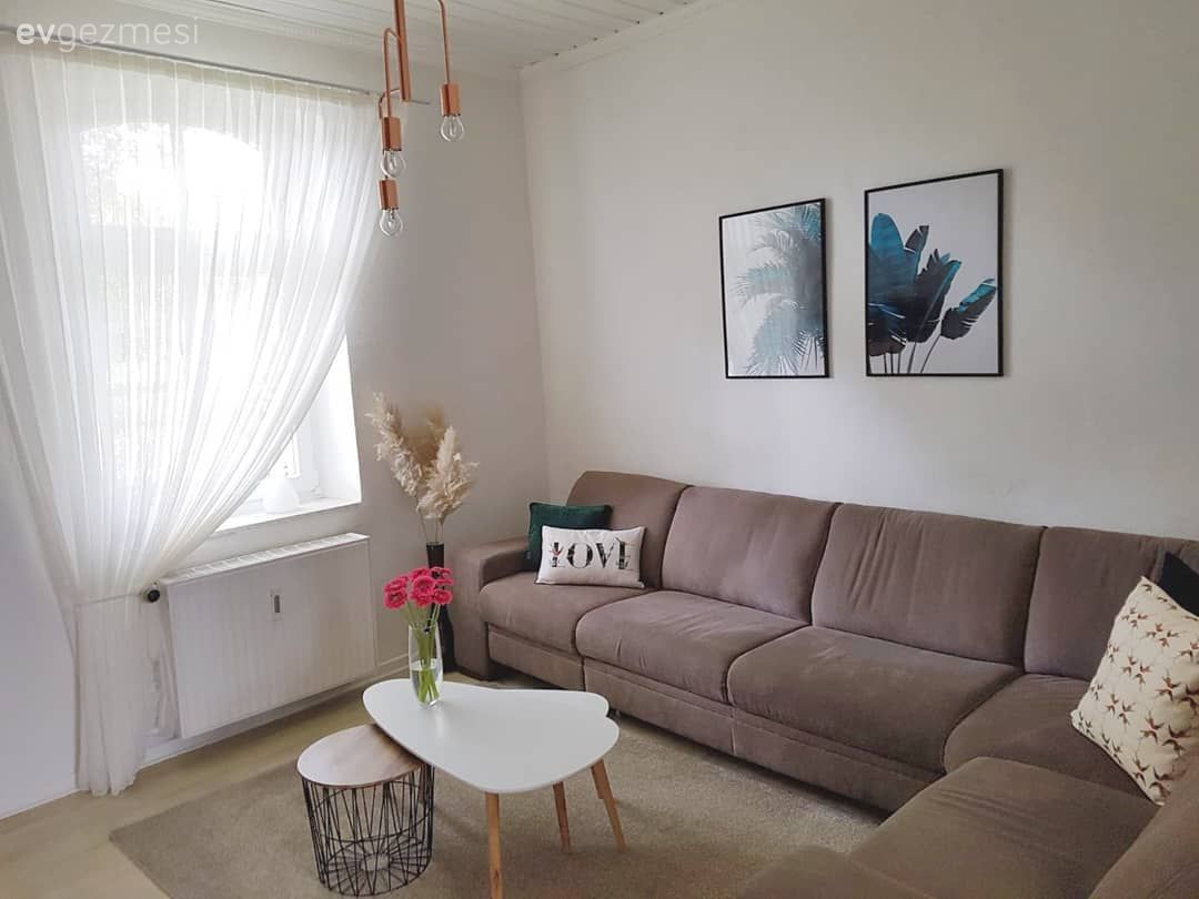 Oturma Odası, Köşe koltuk, Kahverengi, Poster, Perde, Kanat perde, Rustik perde, Avize, Orta sehpa, Halı