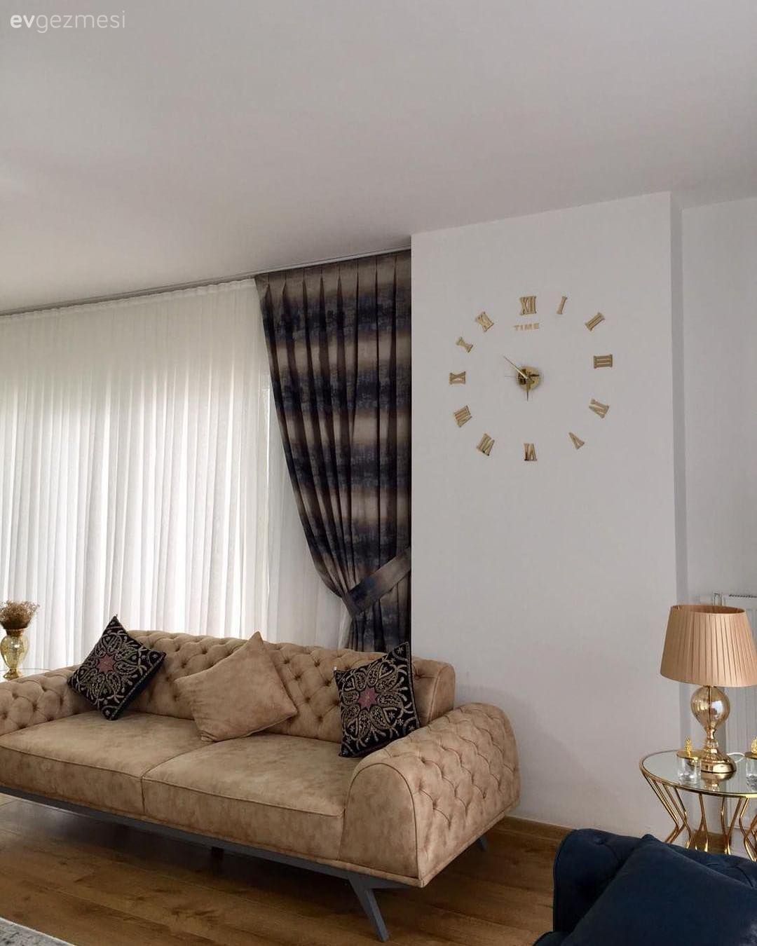 Salon, Kapitone, Duvar saati, Abajur, Sehpa, Krem, Fon perde, Perde, Altın