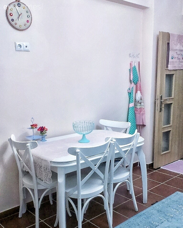 Meryem hanımın, sıcak renklerle döşediği aydınlık evi..