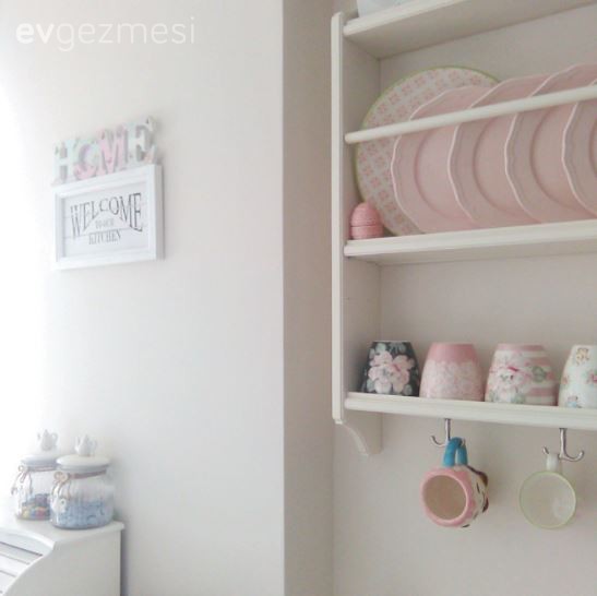 Bilgen hanımın pastel tonlarla, zarif ve iç açıcı mutfağı..