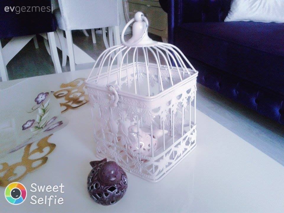 Elif hanımın klasik stilde, şık salon dekoru.