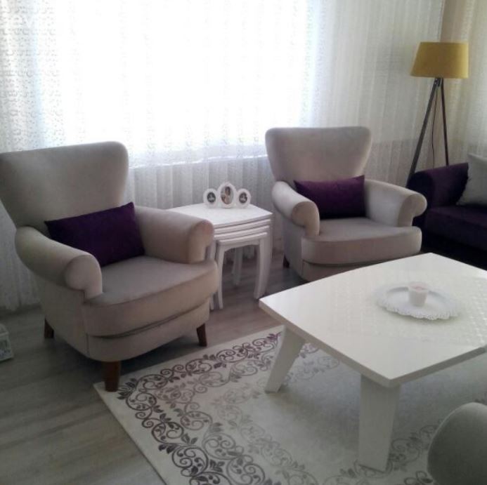 Minik ve sevimli bir evde, mor ve bej uyumu..