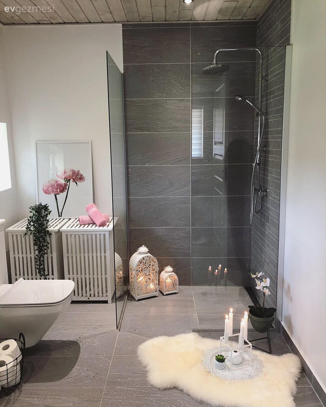 Tavanlar Bu Modern Eve Sıcak ve Özgün Bir His Kazandırıyor