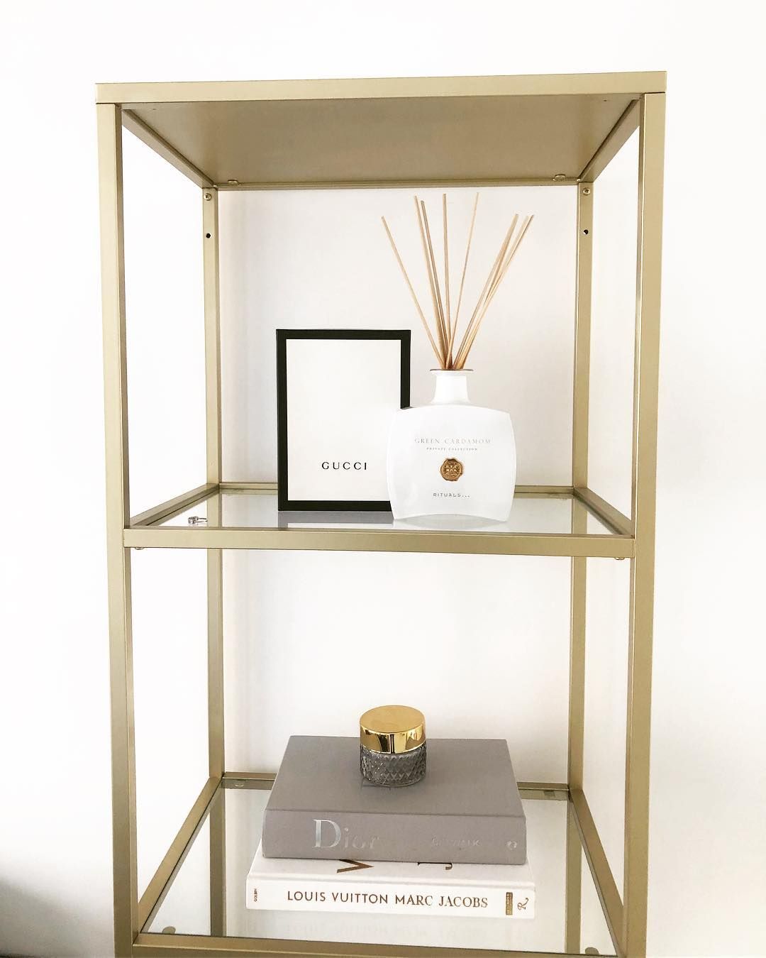 Bu Salonda Sade Ve Sofistike Bir Ortam Var