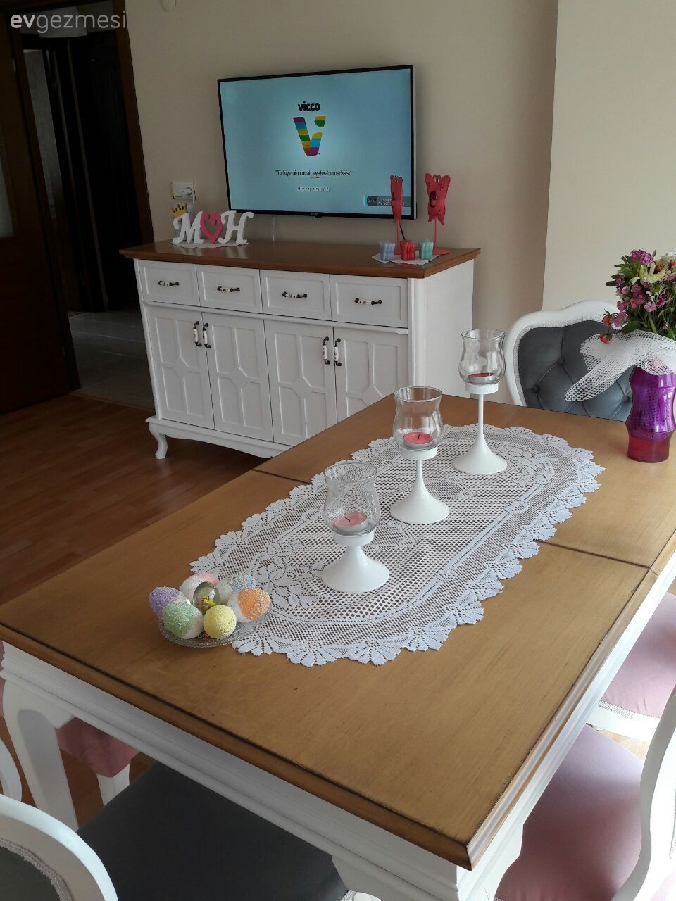 Meri hanımın griye pembe dokunuşlarla feminen hava kattığı, tatlı evi.