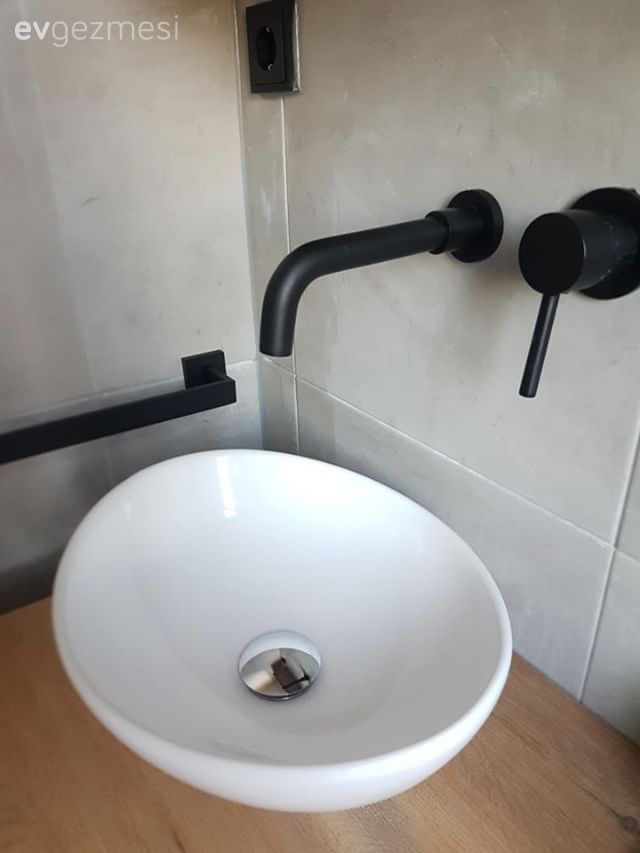 Bu banyo dekorunun modern tasarımına karolar nostalji getiriyor..