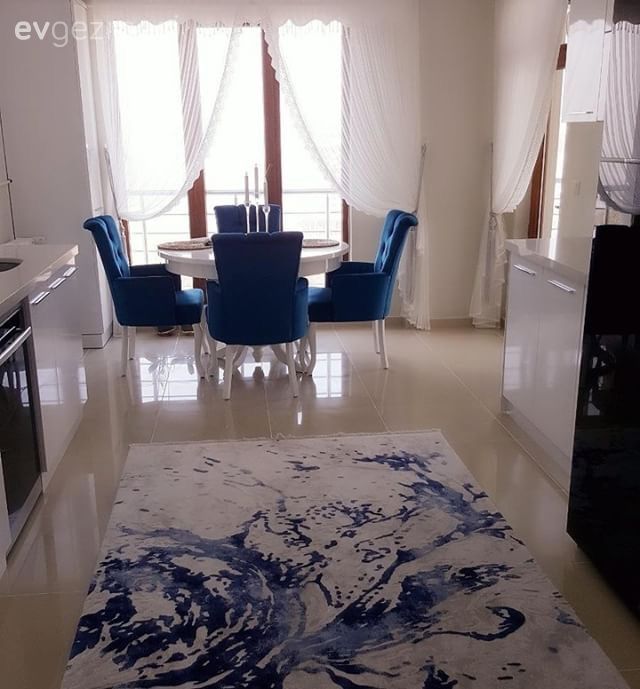 Aynalar ile ışıl ışıl bir dekor. Nuray hanımın uyumlu ve şık evi.