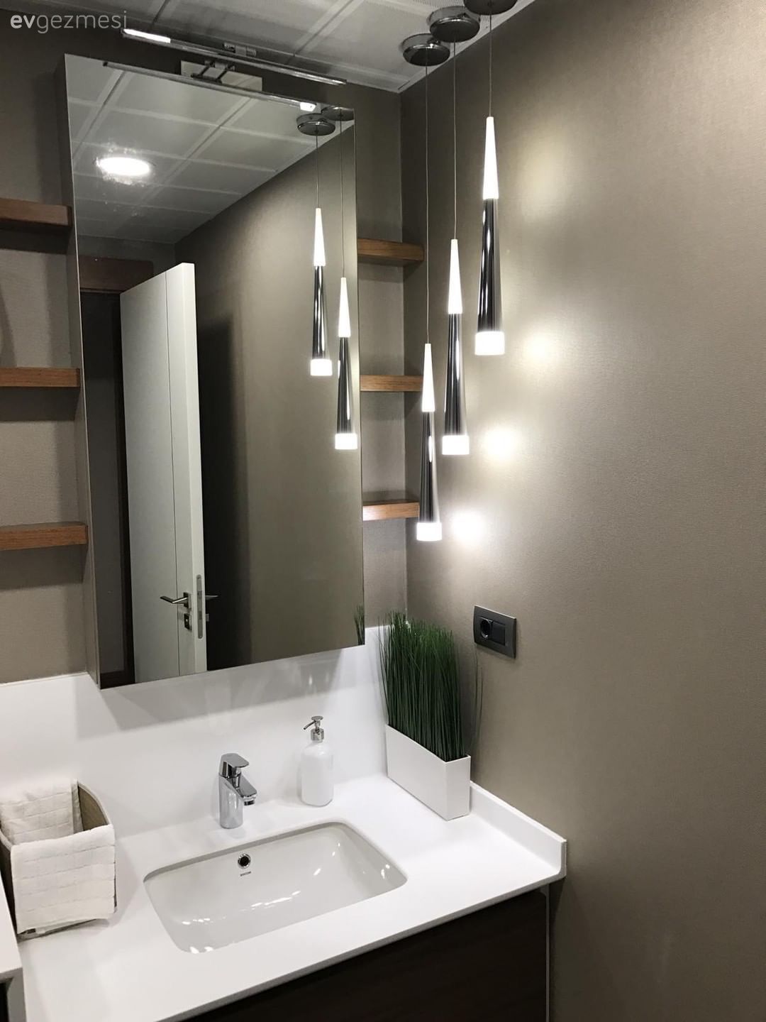 Stil Sahibi Mobilyaların Uyumlu Aksesuarlarla Tamamlandığı Bir Şahane Örnek Daire