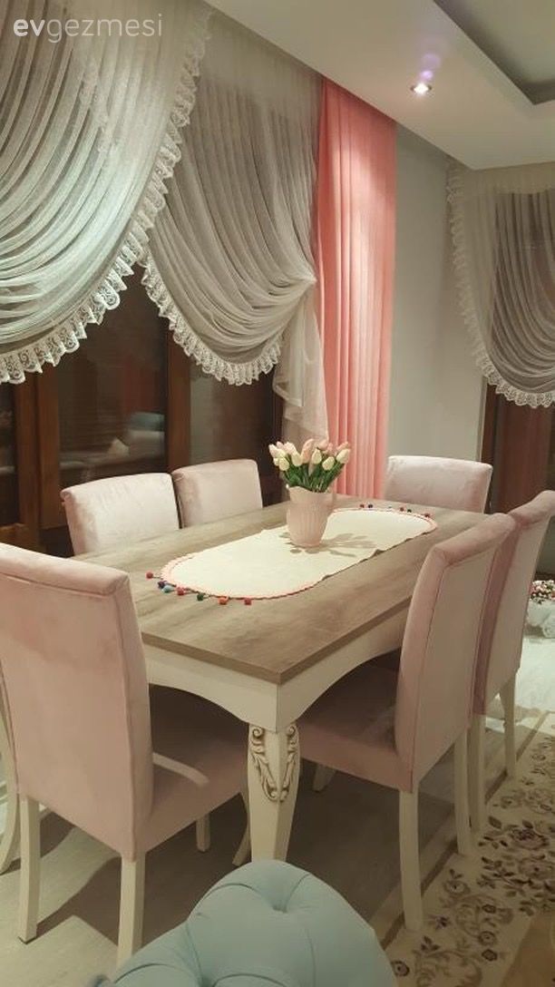 Yumuşak renkler, cıvıl cıvıl desenler. Sevgi hanımın salonu.