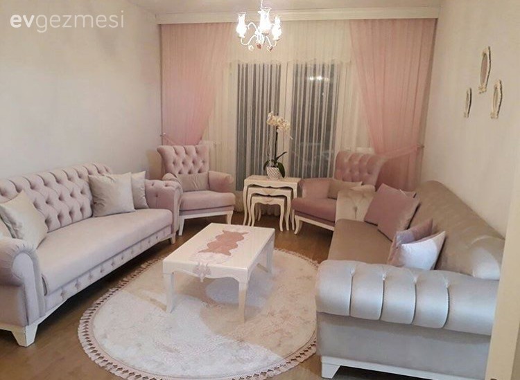 Berjer, Halı, Krem, Orta sehpa, Pembe, Perde, Salon