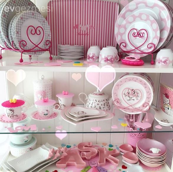 İlknur hanımın pembe hakimiyetinde cıvıl cıvıl evi..