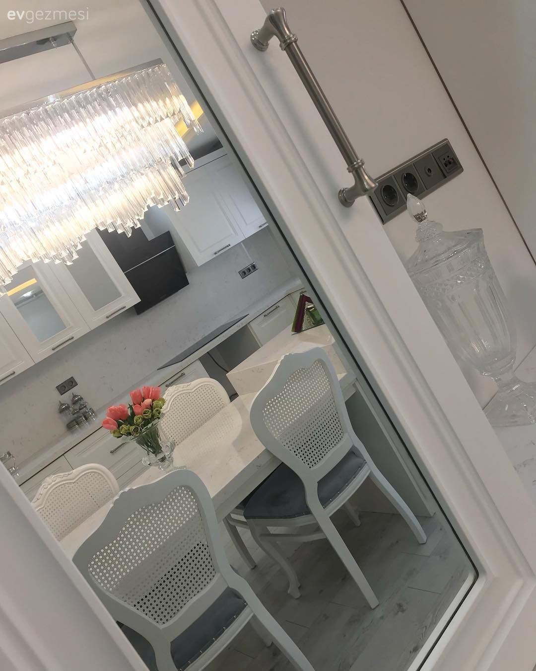 Beyaz mutfak, Mutfak, Mutfak masası