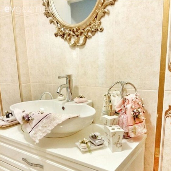 Her odası kendi içinde uyumlu, farklı stillerde, sofistike bir dekor..