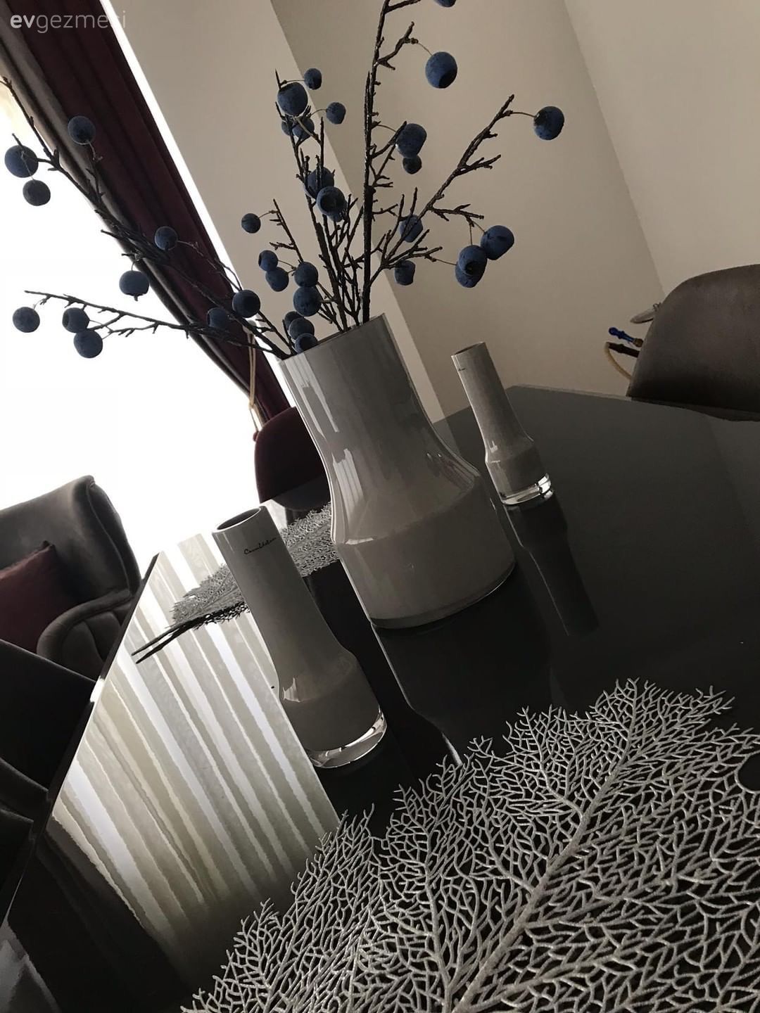 Bu Işıltılı Evin Dikkat Çeken Renkleri Açık Tonlarla Dengede.