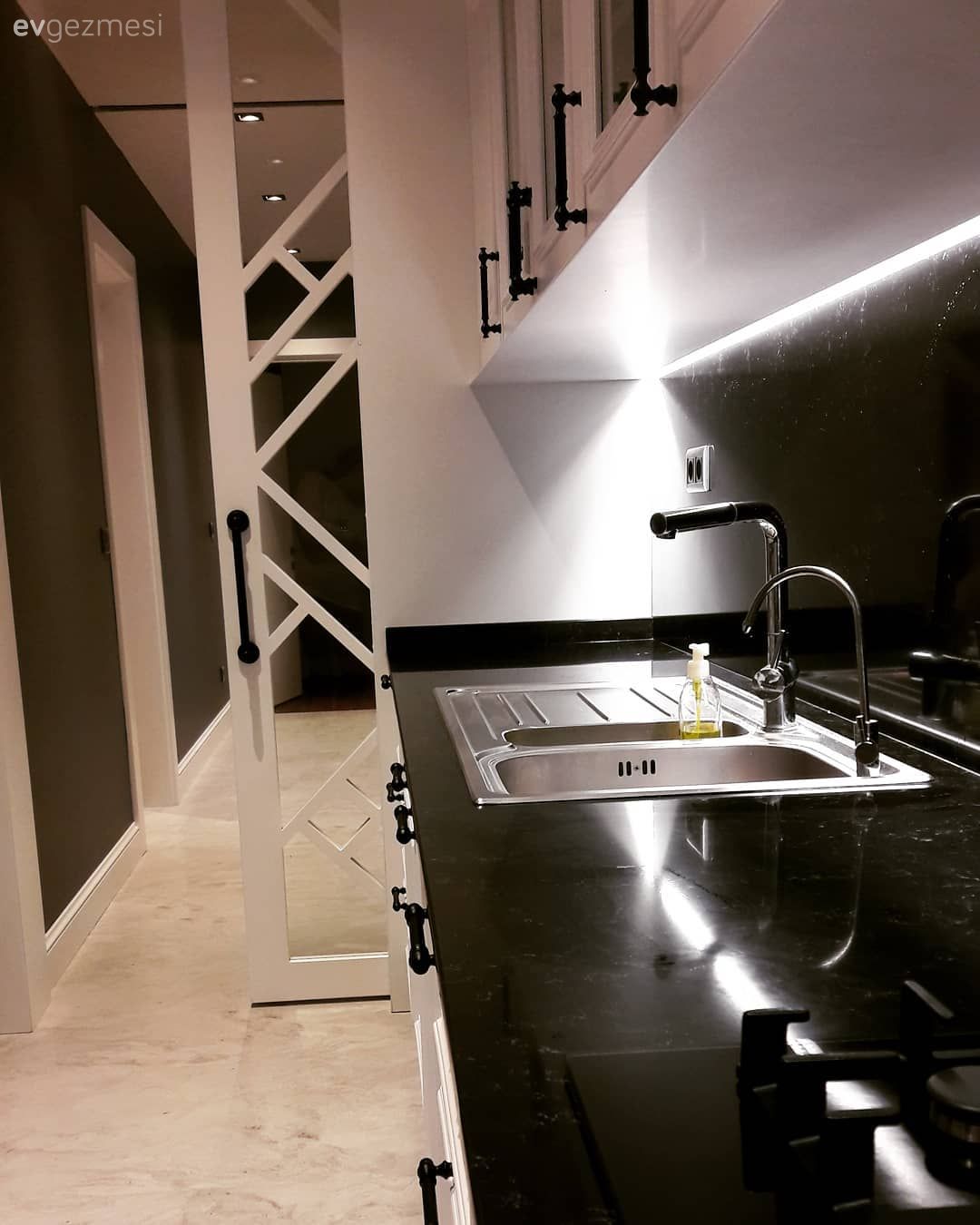 Mutfak, Siyah- Beyaz, Siyah tezgah, Sürgü kapı, Beyaz mutfak, Geleneksel Mutfak