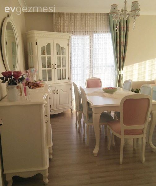 Nurgül hanımın uçuk mavi ve pembe tonlarında, iç açıcı evi..