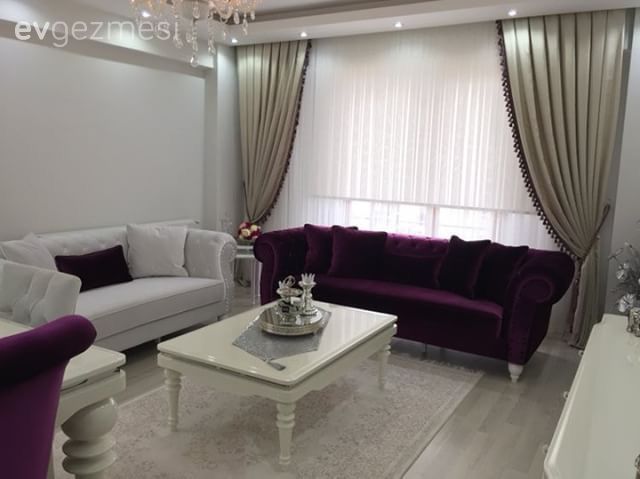 Mor ve beyaz uyumuna metalik detaylar. Selvi hanımın şık salonu..