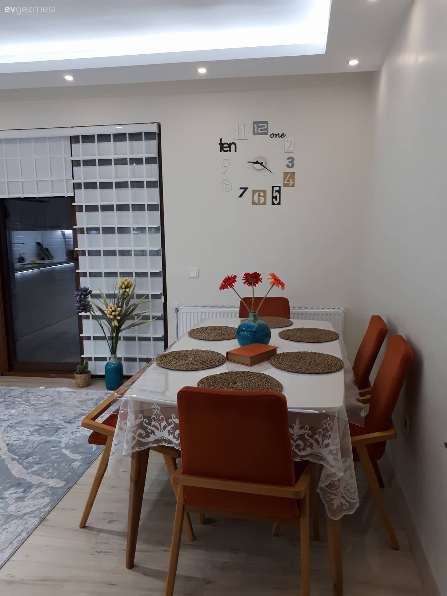 Mutfak masası, Mutfak, Turuncu, Mutfak halısı, Duvar saati, Asma tavan, Beyaz mutfak