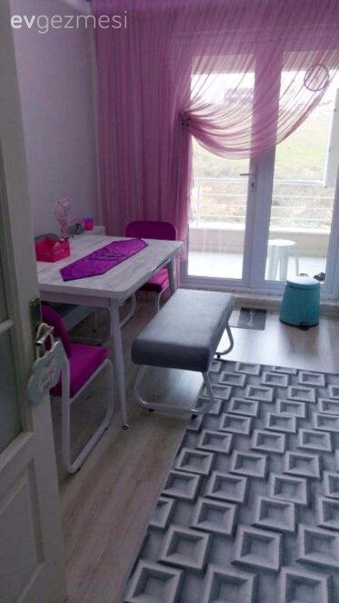 Nötr renklere canlı dokunuşlar. Fulden hanımın neşeli dekoru.