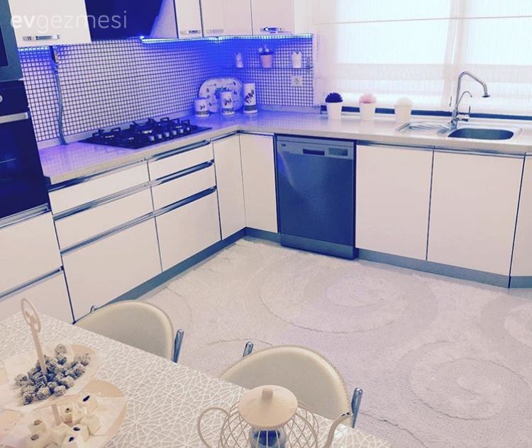 Hayriye hanımın beyazla aydınlık ve iç açıcı hava kazanan evi..