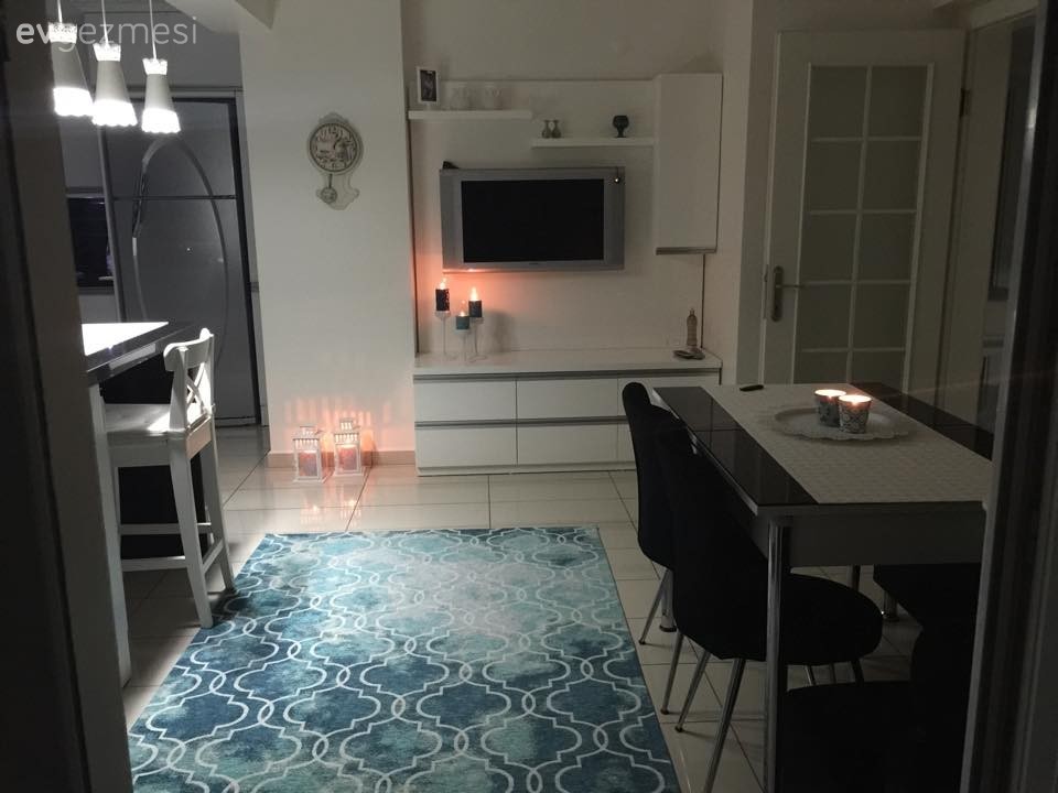 Selda Hanım'ın maviyle renklendirdiği modern mutfağı..