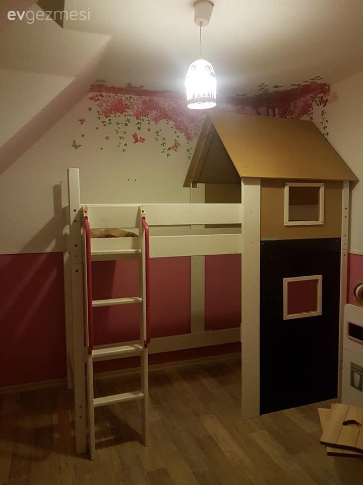 Anne ve babasının el emeği ile evin içinde bir minik ev. Aliya'nın odası..