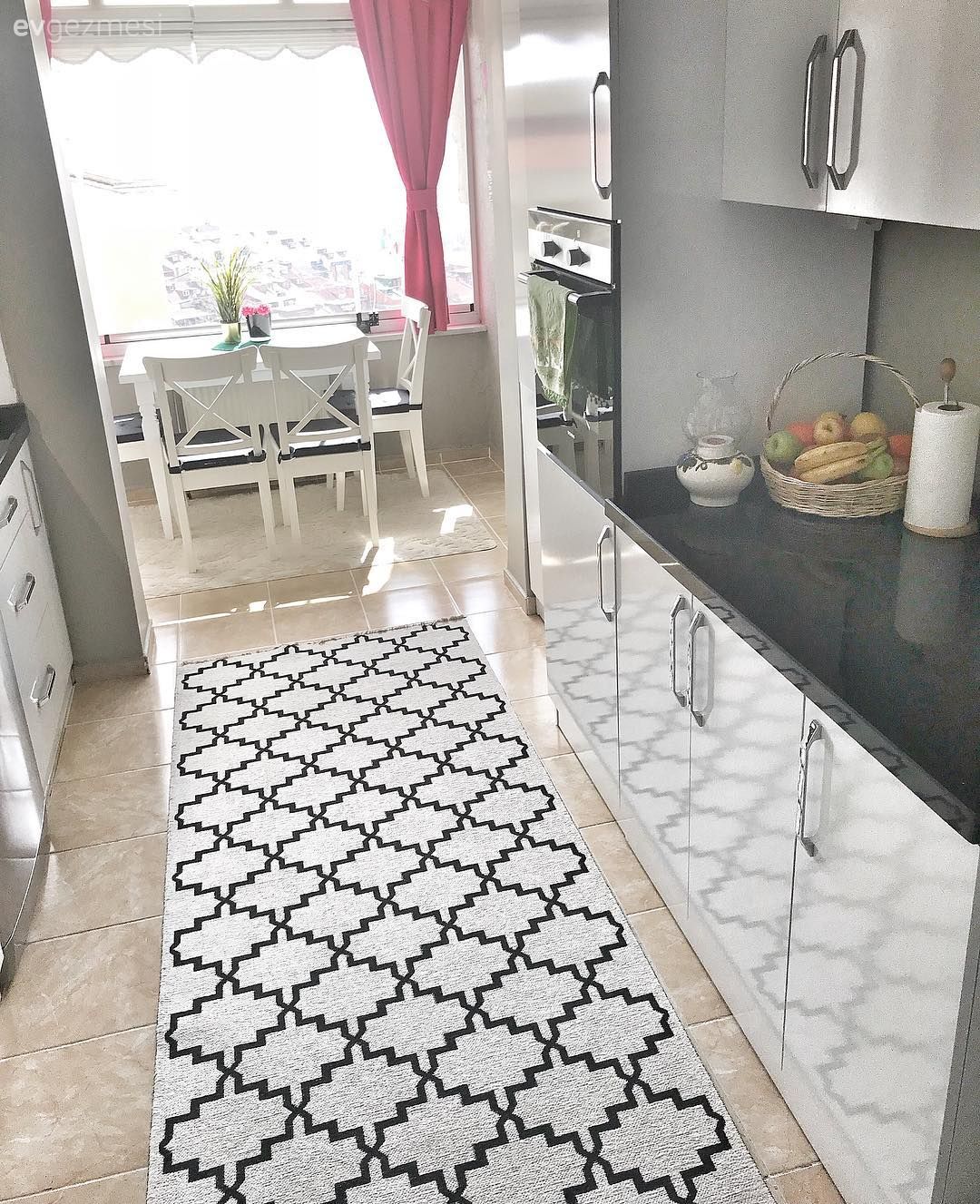 Beyaz mutfak, Koridor tipi mutfak, Mutfak halısı, Mutfak, Modern mutfak, Mutfak masası