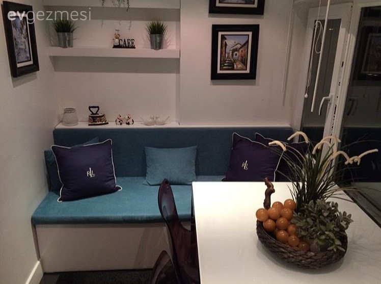 Bu evin harika manzarası bile sofistike dekorasyonunun önüne geçemiyor..