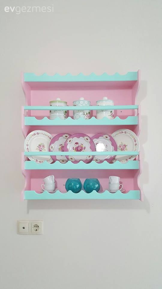 Merve hanımın bol el emeği objeyle zenginleşen mutfağı..