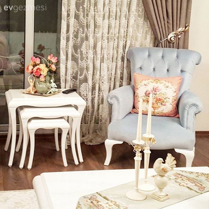 Pastel kahverengi, mavi ve beyazla zerafetin şıklıkla buluştuğu bir ev