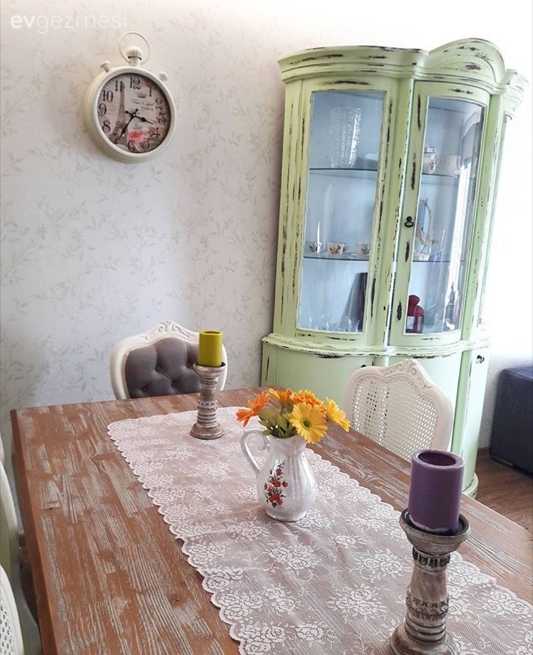 Pınar hanımın 30 yıllık mobilyaları değerlendirdiği nostaljik evi..