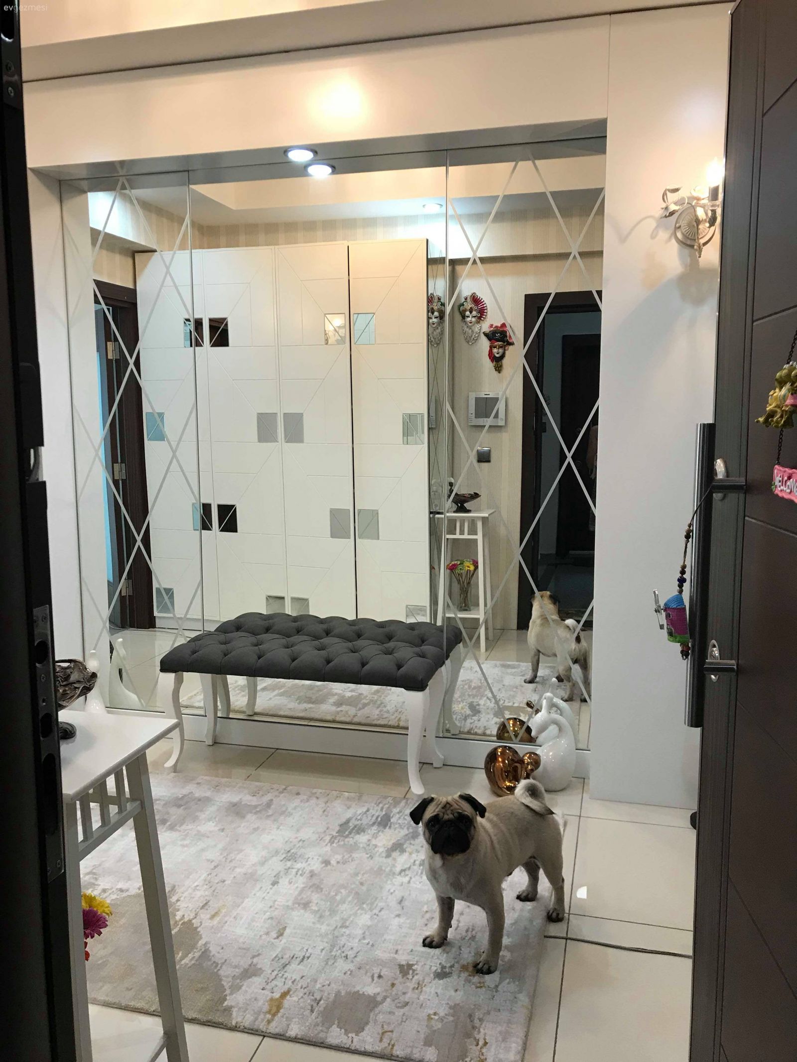 Çağdaş Stildeki Bu Ev Sarı ve Gri Uyumunu Odağa Alıyor