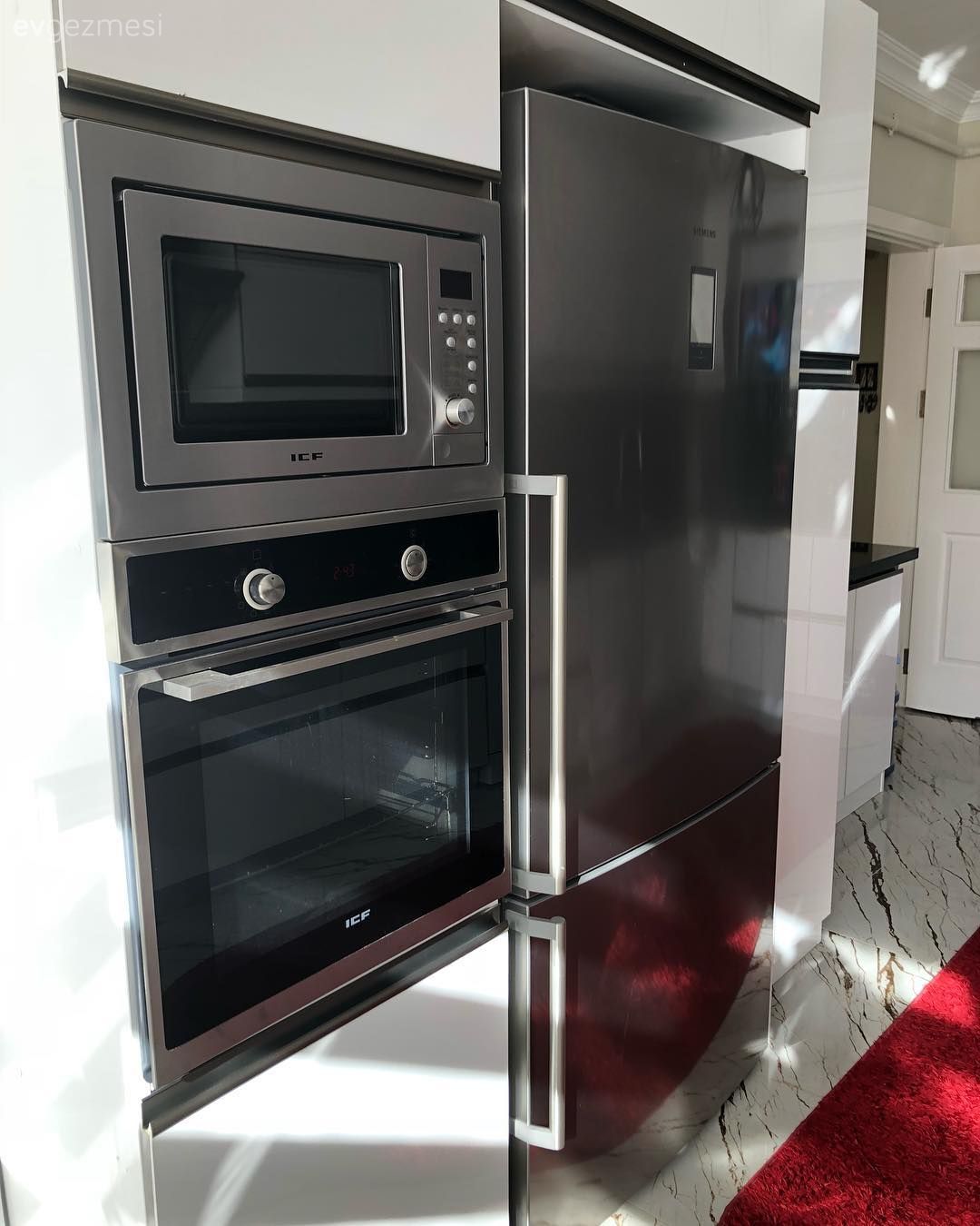 Bu Mutfak ve Banyoda Parlak Yüzeyler Dekorun Odağında..