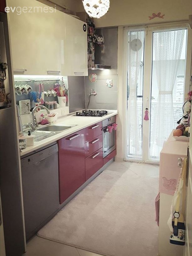 Esra hanımın dekoratif objelerle hareketlendirdiği konforlu evi..