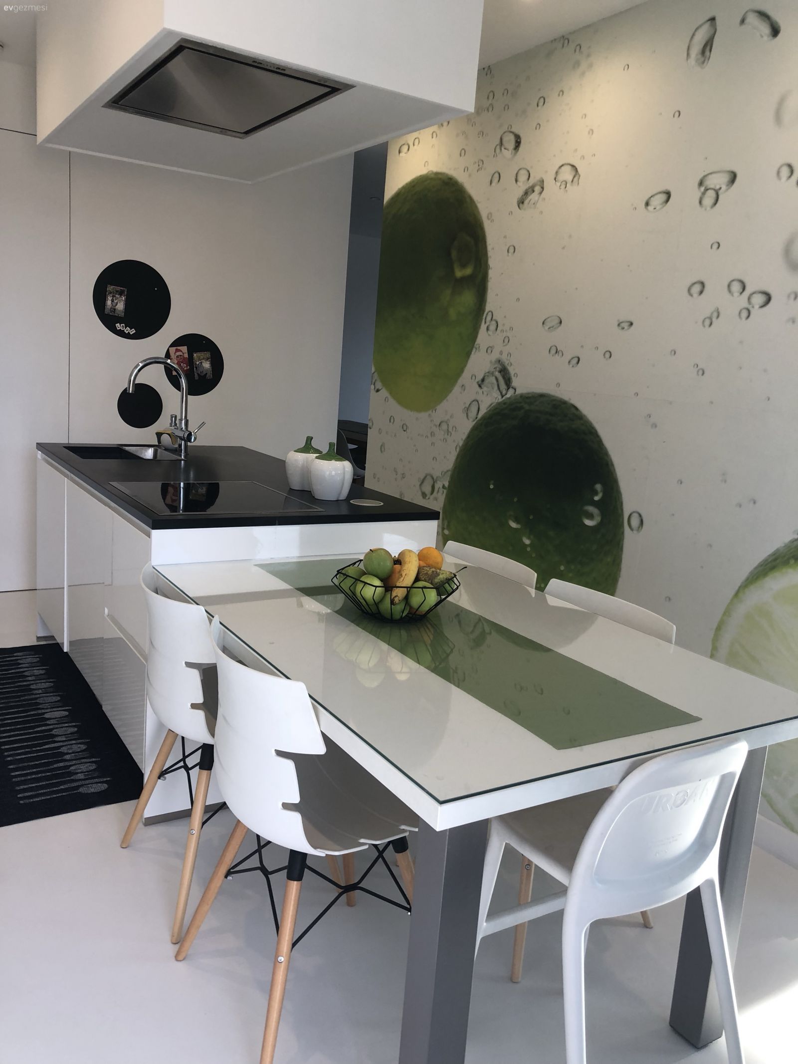 Mutfak, Mutfak yarım adası, Mutfak masası, Duvar kağıdı, Beyaz mutfak, Siyah tezgah, Modern mutfak
