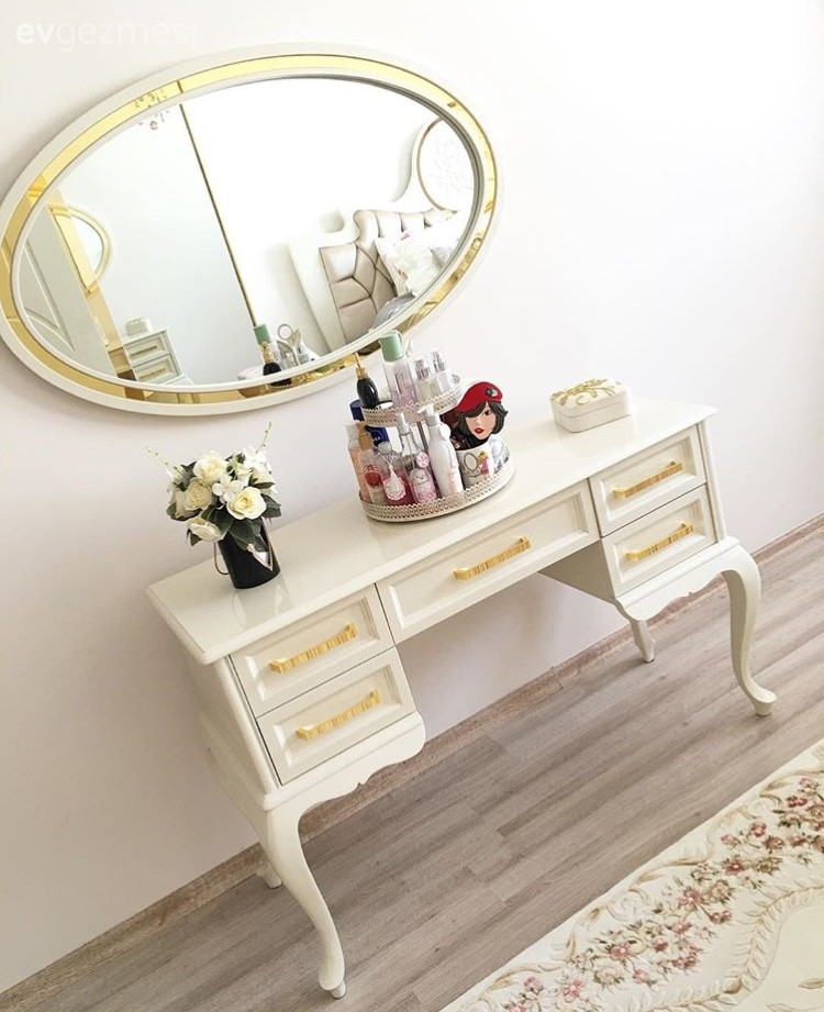 Yatak Odası, Makyaj masası, Ayna