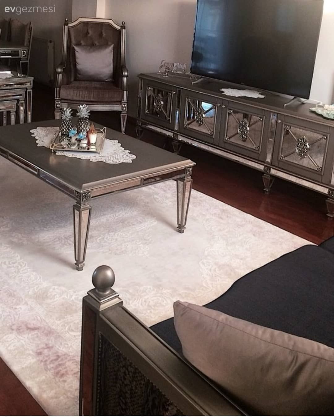 Salon, Halı, Art deko, Ayna, Aynalı mobilya, Berjer, Orta sehpa, Salon halısı, Beyaz halı, Kahverengi