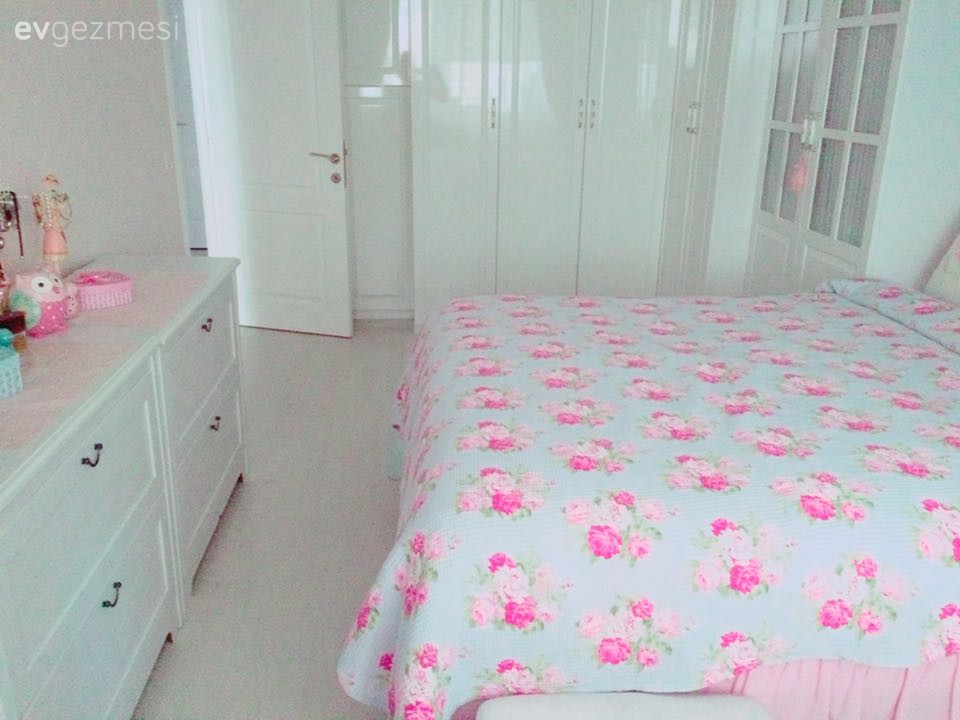 Songül hanımın pastel pembe tonları ile şekillenen tatlı evi..