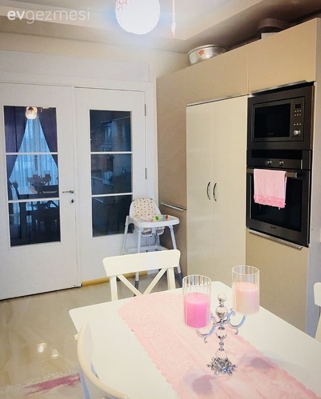 Pembe Dokunuşlar Bu Krem ve Beyaz Mutfağa Nasıl da Neşe Katmış