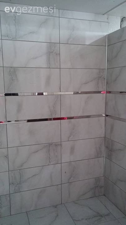 Banyoda seramikler arasında gümüş şerit sizce hoş durur mu?