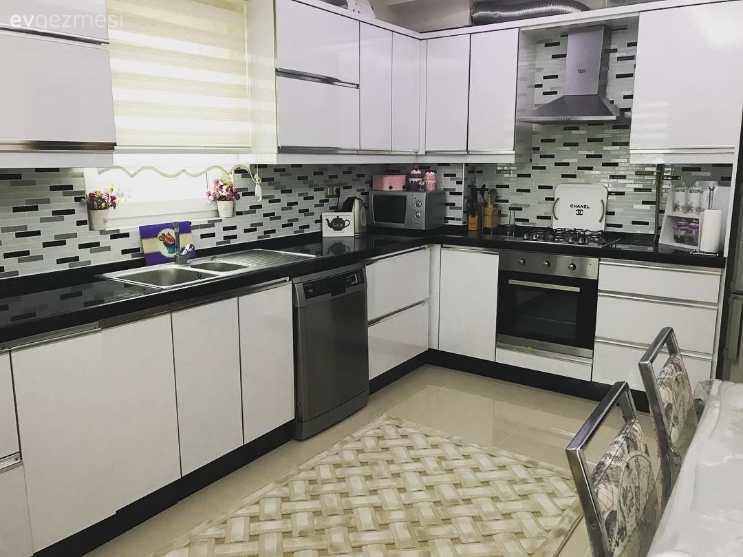 Beyaz mutfak, Mutfak, Mutfak masası