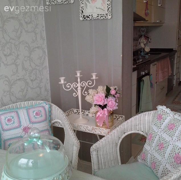 Pastel mavi ve pembelerle zarif bir ev