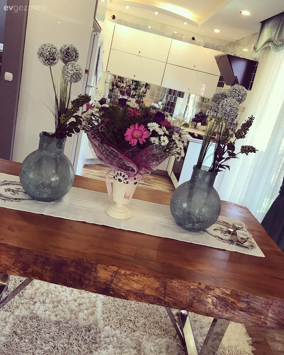 Beklenmedik Yerlerde Aynalarla Süslenmiş Sofistike Ortam