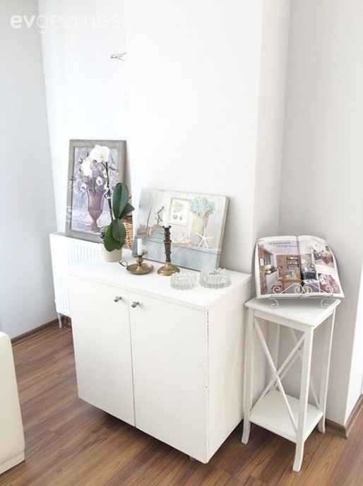 Açık renklerle döşenmiş içimizi açan ferah bir ev..